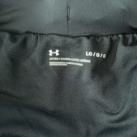 Under Armor fitted shorts 🩳 - Picture 2 of 3